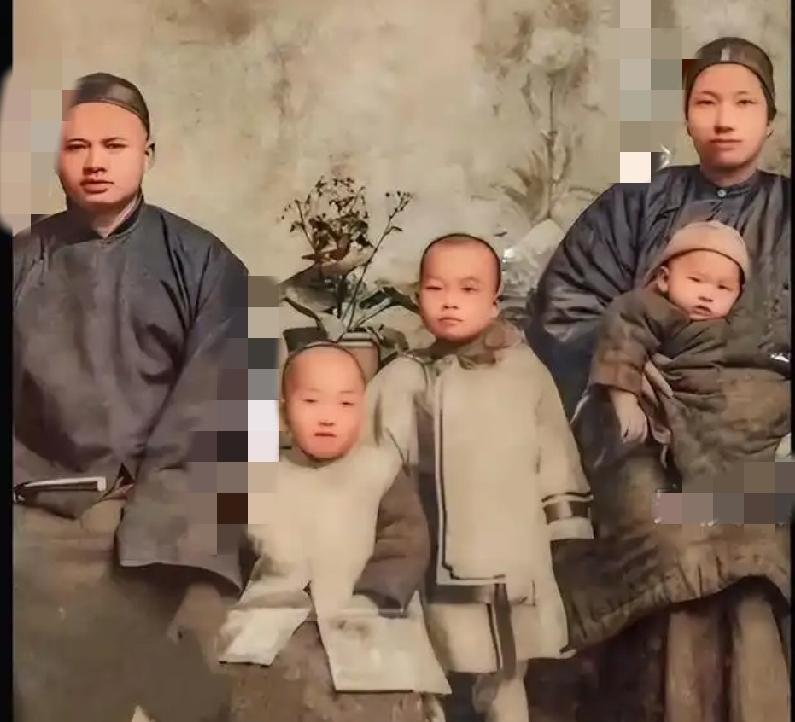 这是一对伟大的夫妻。他们共同生育了能够改变历史的三个女儿。      这是夫妻俩