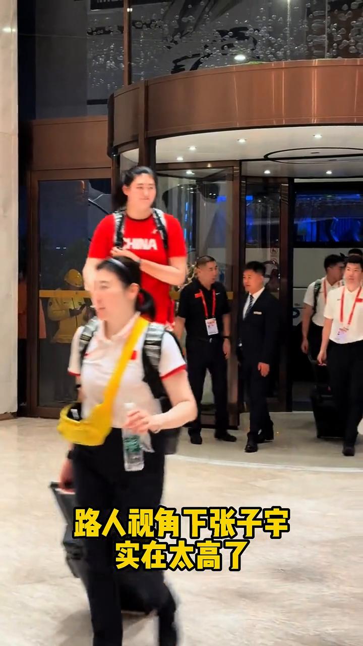 路人视角下张子宇实在太高了，王思雨秒变小手办，在人群中好显眼，下车都有些费劲，这