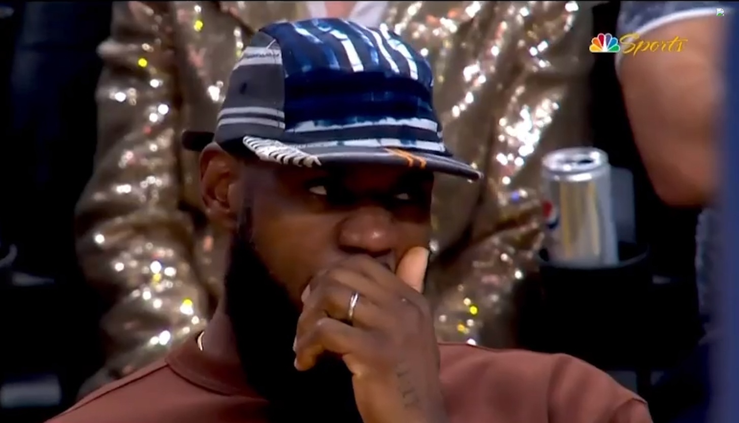 #湖人vs勇士##NBA季前赛##詹姆斯# 第二节中间一个镜头给到詹姆斯，巧合詹