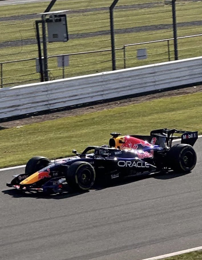 红牛和法拉利今天分别在银石和蒙扎赛道进行拍摄日活动，并借此机会对新部件进行测试。