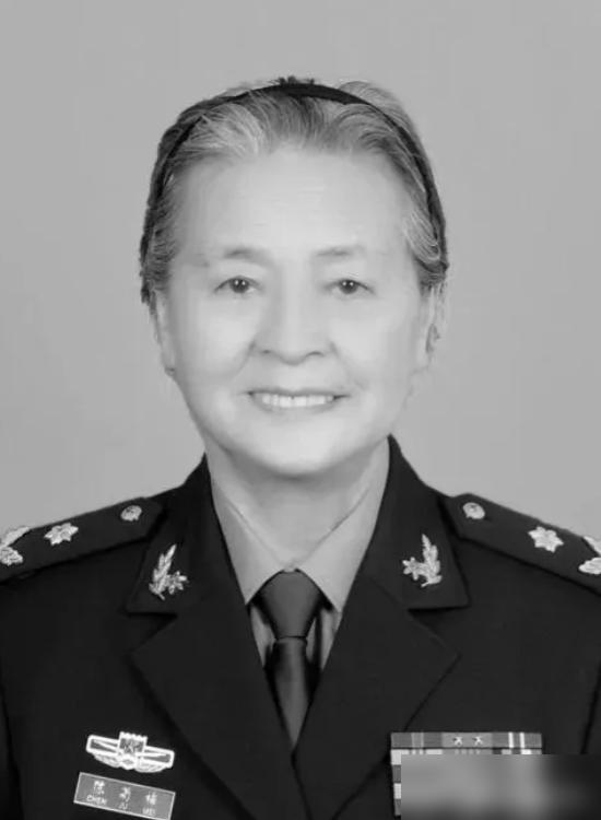 2008年的汶川地震，成都军区某位军长，猛的从凳子上站了起来

原来他是在厉声训