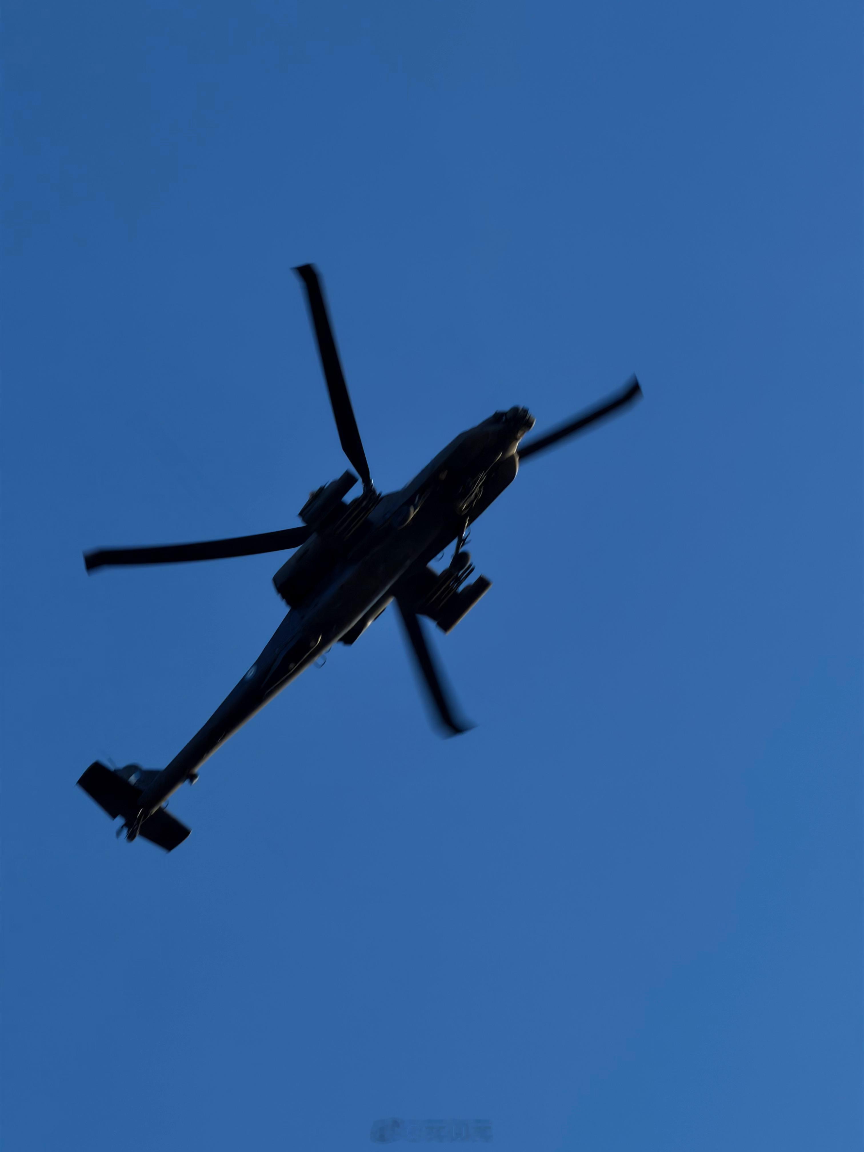 希腊空军的阿帕奇！？真给面子，服务区上洗手间，两架低空通场～带着四岁娃自驾欧洲 