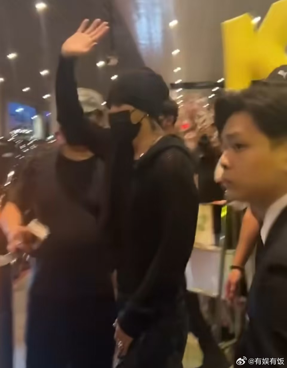 蔡徐坤新加坡接机人气蔡徐坤新加坡到达人气蔡徐坤新加坡接机人气，好多人啊，哇哦绝了