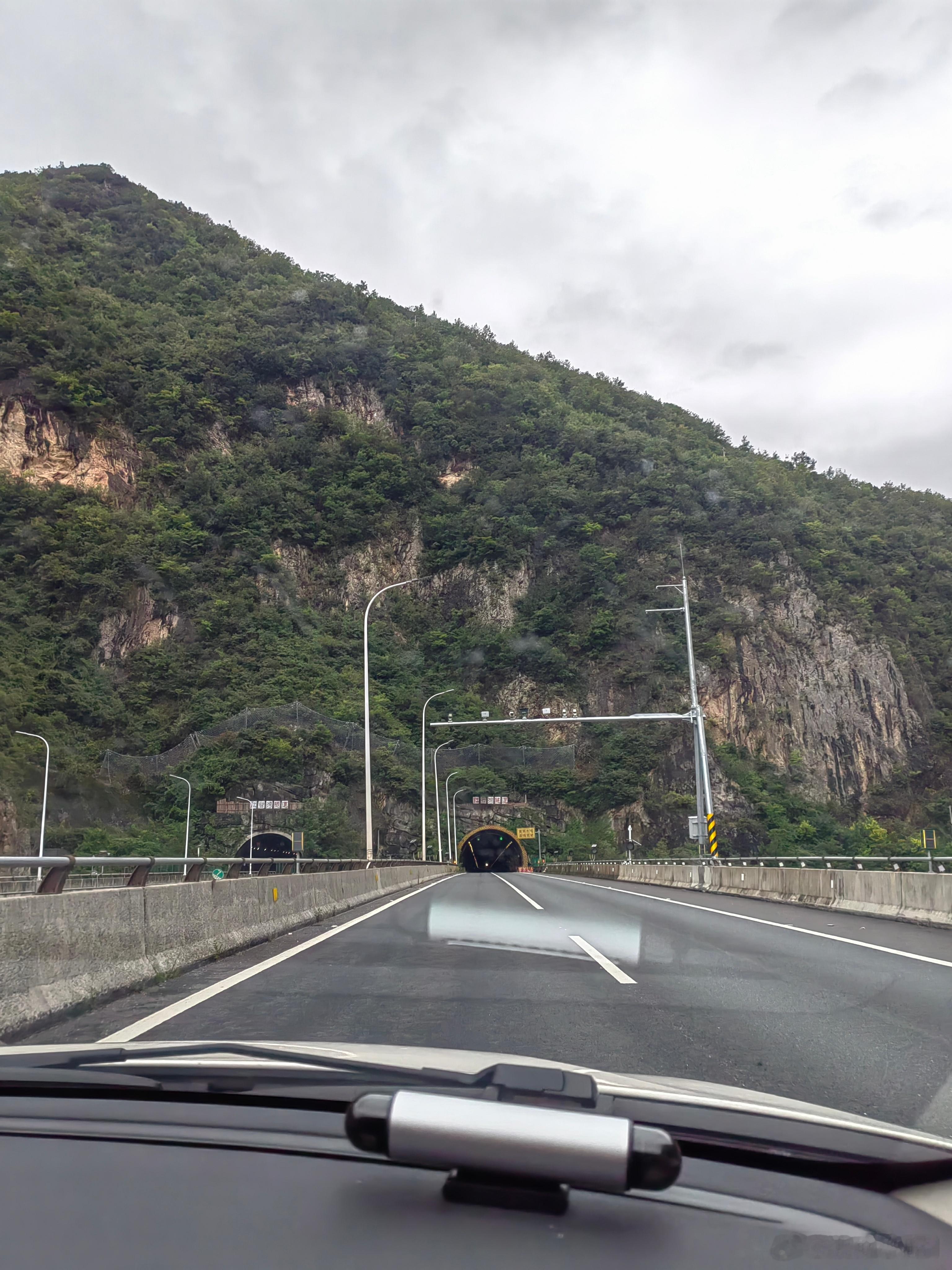 离开万源，往安康方向。开始进入一个又一个隧道。刚才进入一个隧道，吓死了：居然是黑