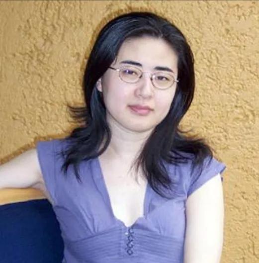 1999年，28岁的北大才女田晓菲，不顾所有人反对，嫁给了53岁的美国导师宇文所