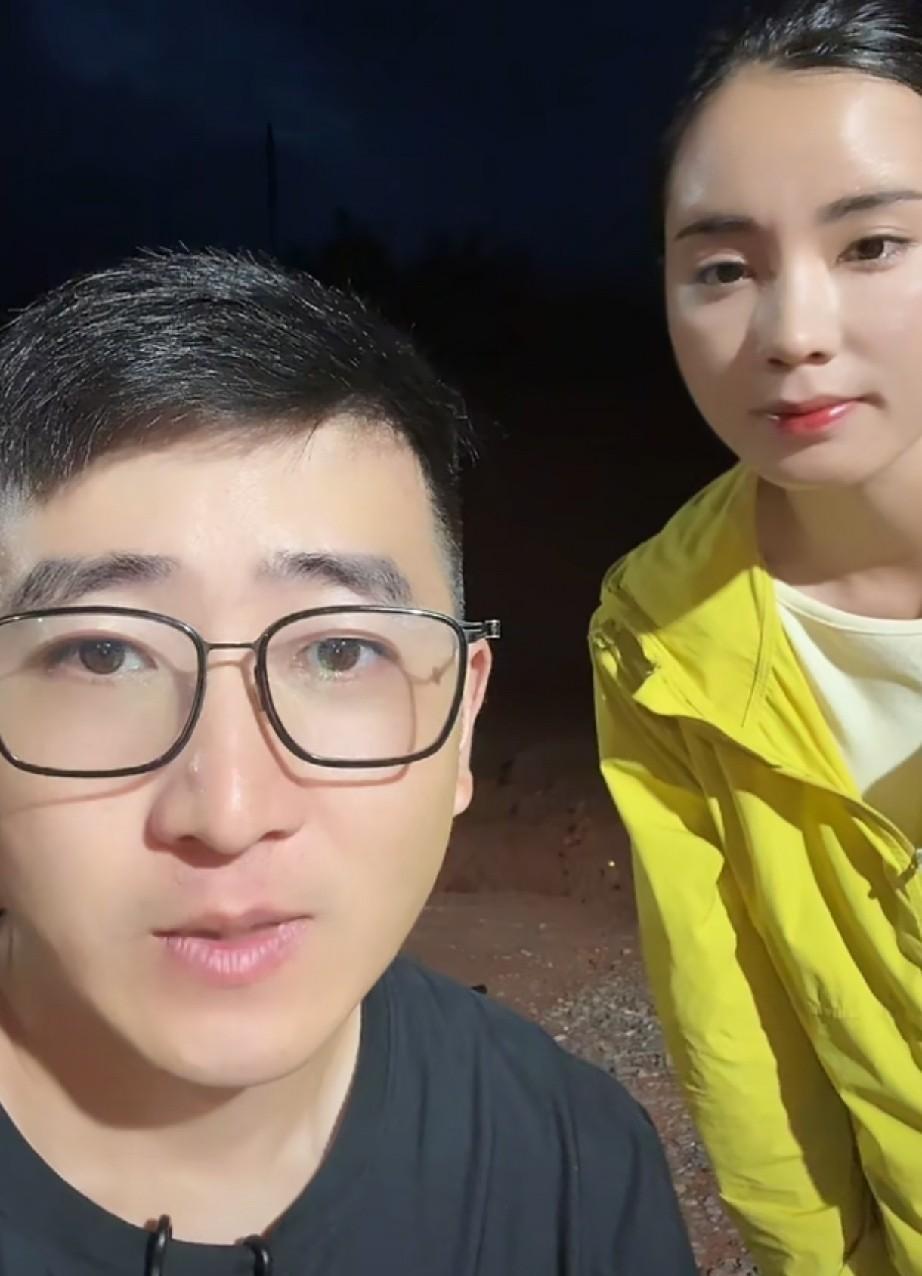 网友们还在那跟着操心，等着看大山的“感情真相”呢。
我直接戳穿这层窗户纸，这就是