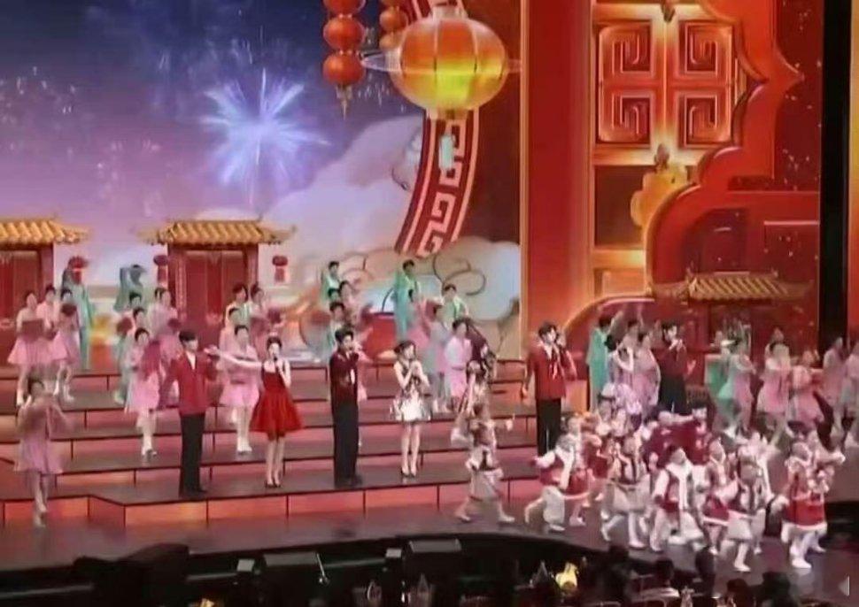 2026《春晚》八人合唱从左到右：毕雯珺 王玉雯 丁禹兮 李兰迪 白鹿 李昀锐 