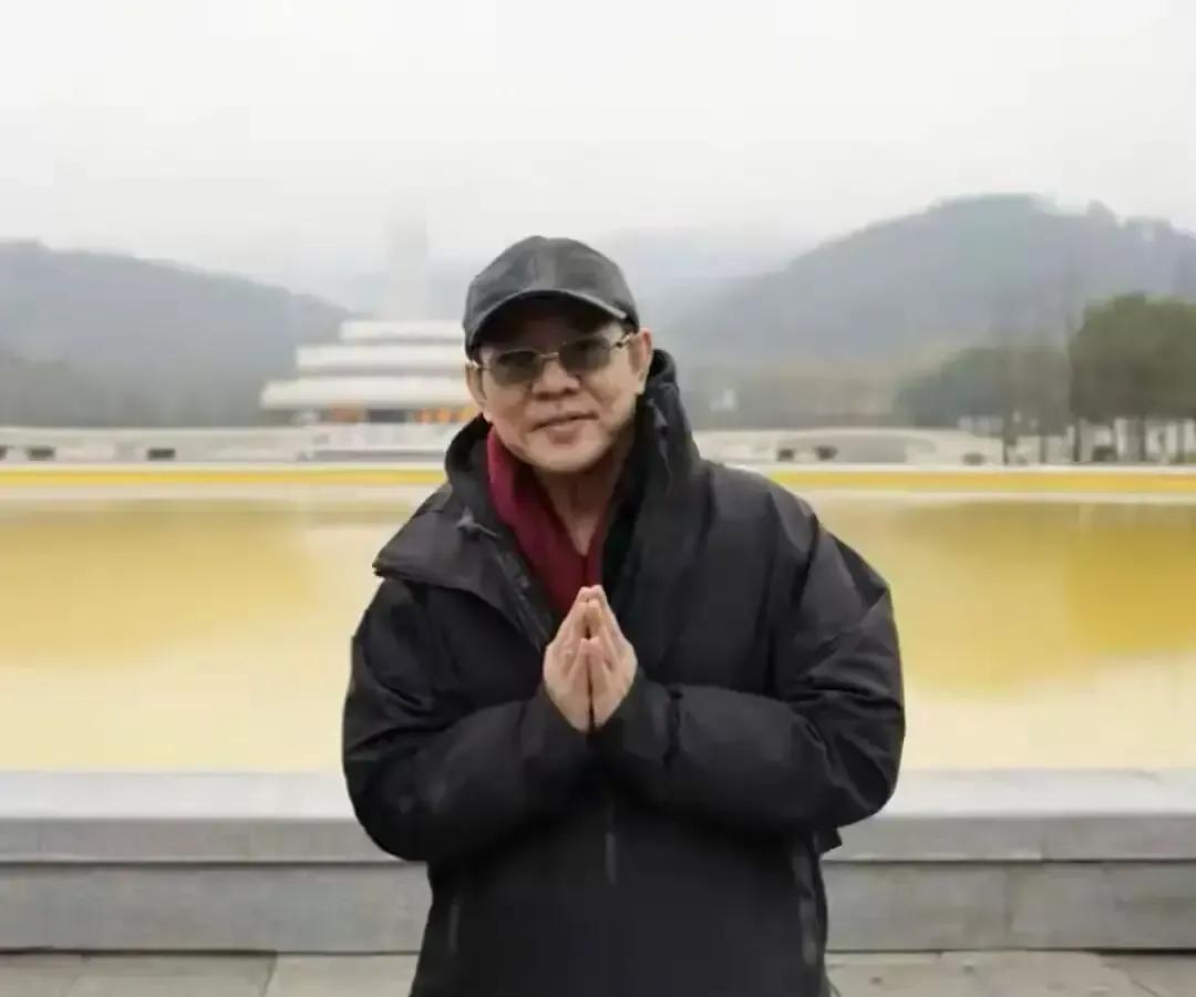 李连杰一张近照又把网络炸开锅。
照片里他穿深色长袍，脸黄得明显，眼窝凹进去，整个