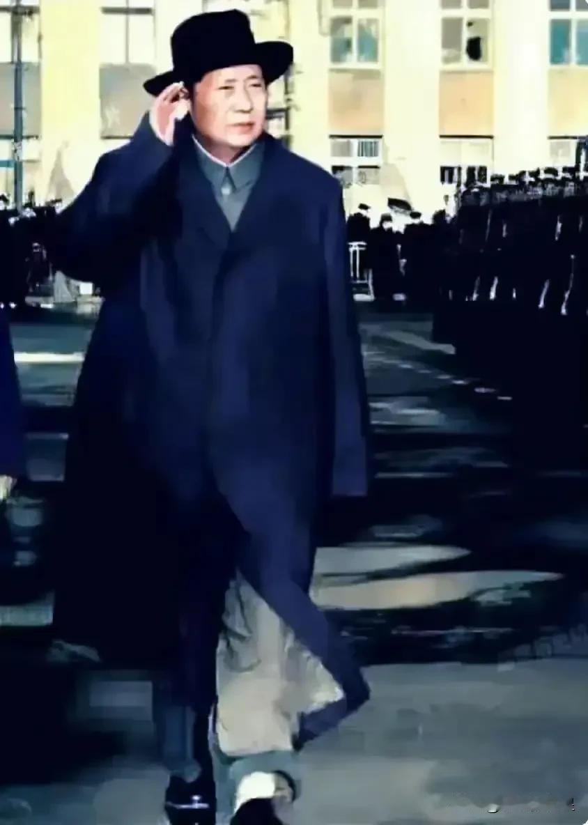 🙏请停留几秒，为伟人点个赞送朵花💐
《伟大毛主席访问苏联》
在历史的长河中，