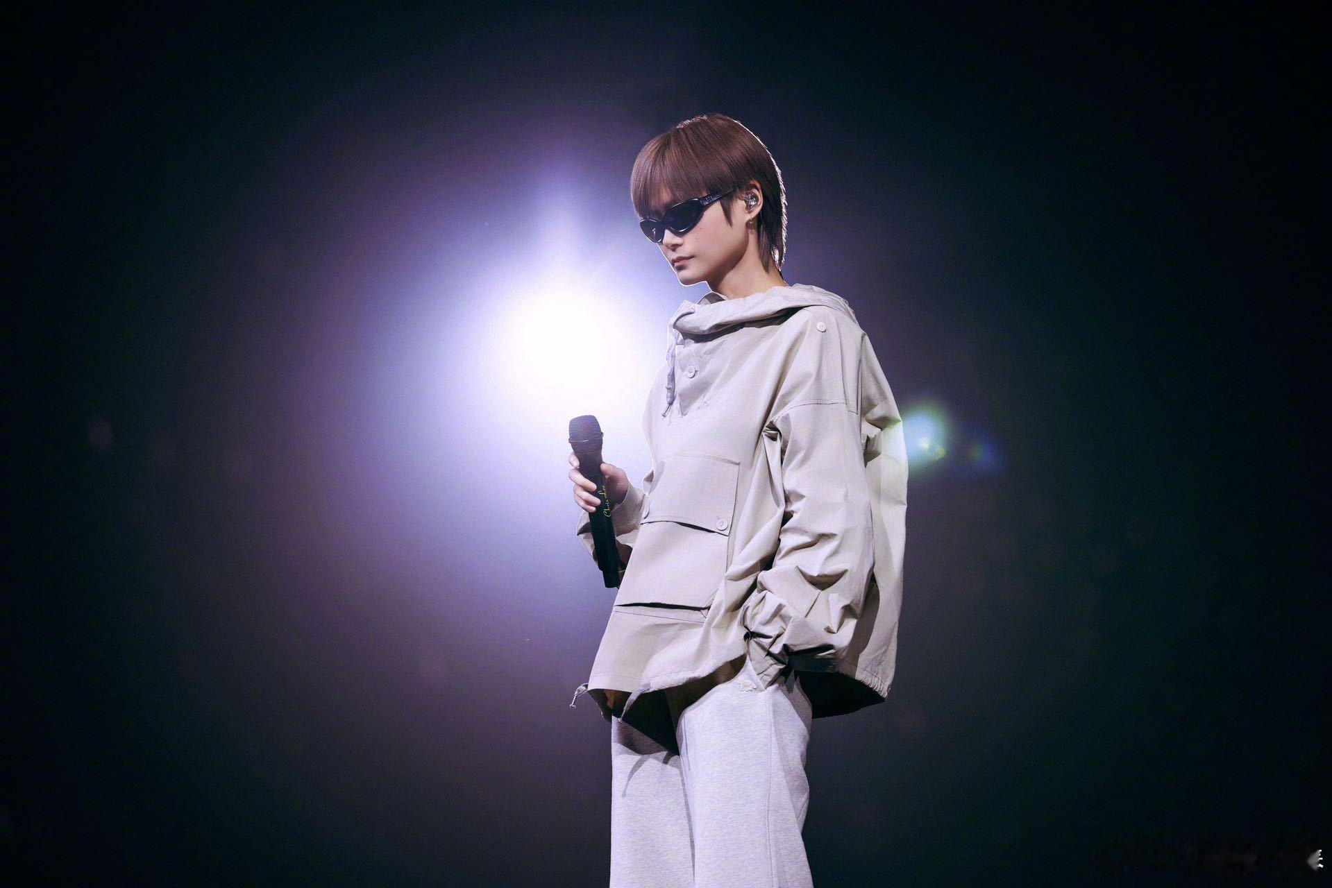 李宇春郑州演唱会 「皇后与梦想」演唱会今晚即将在郑州开唱，从温柔情歌到热烈舞曲，