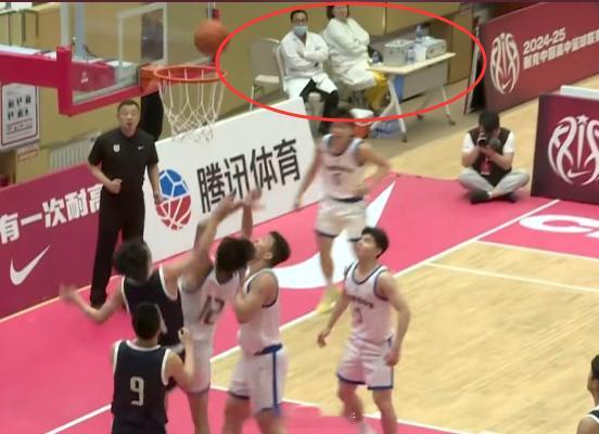 高中比赛都不敢怠慢的事情，反观。。。。。。耐克高中联赛我的观赛搭子 ​​​