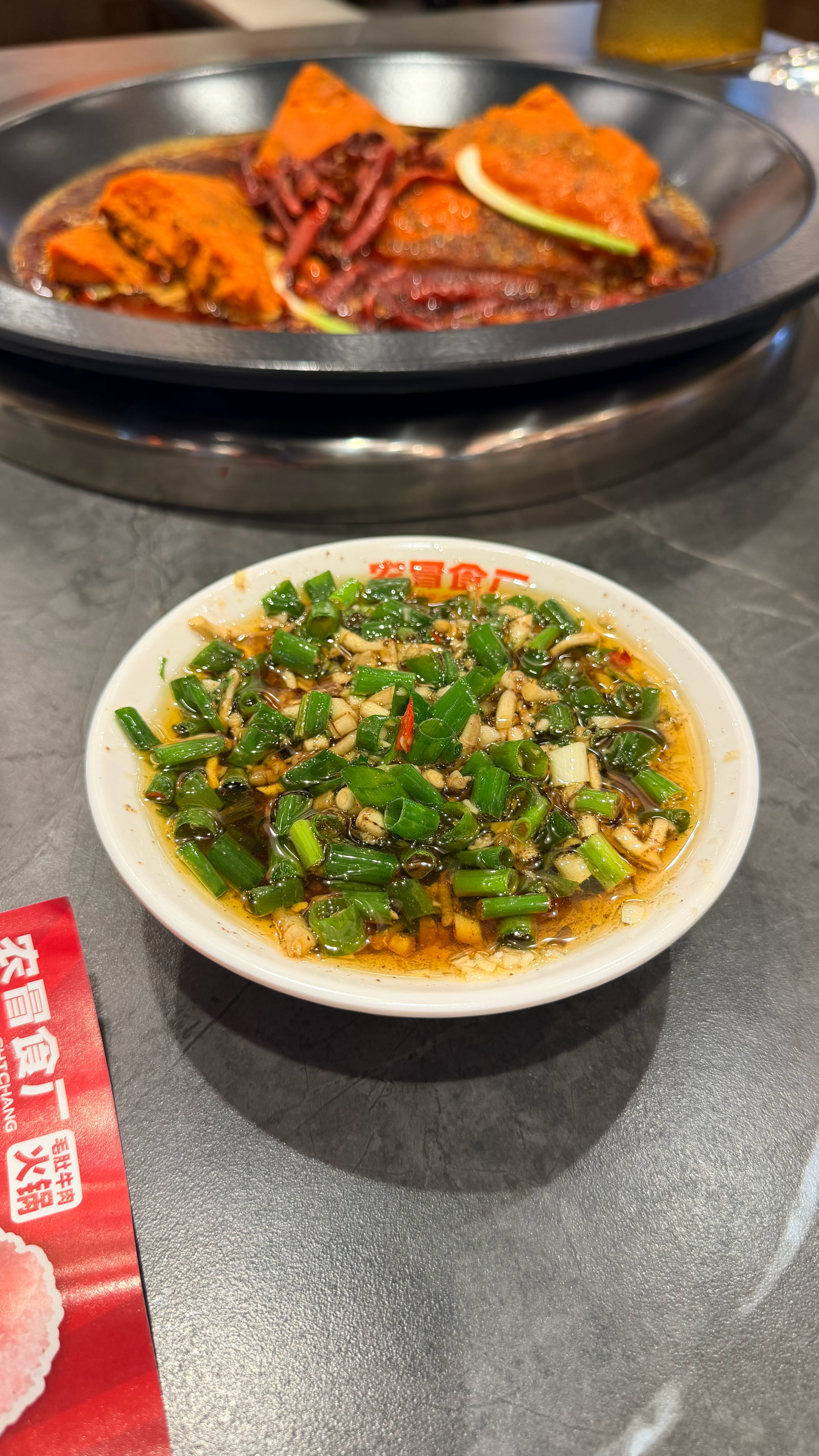 建议大家在四川火锅的蘸料里面增加点味精，绝🤩当然，能吃折耳根的，更绝🤙 