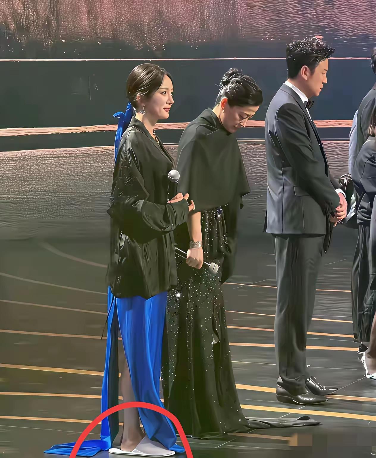 就是在公共场合，为了和身边的人保持身高一致，不能穿高跟鞋了，只能穿个平底的鞋，来