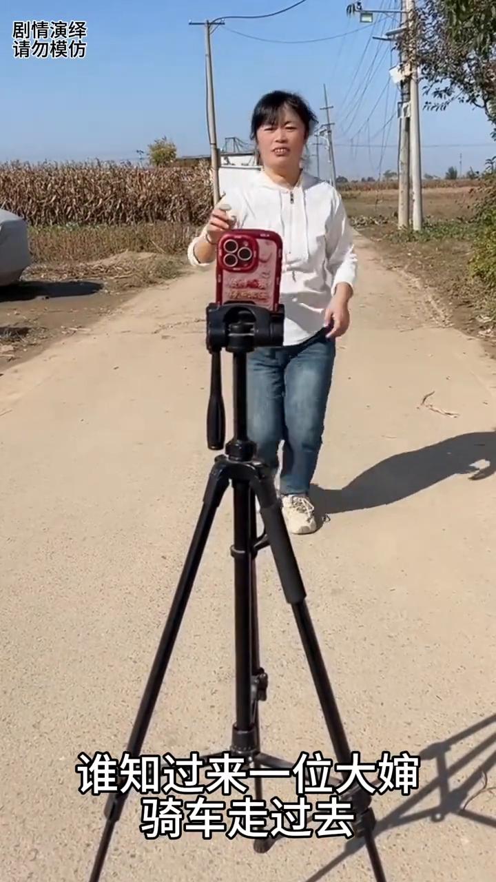 女子拍视频时大婶总是捣乱，这一幕真的太无奈了。
女子对着手机在拍视频，谁知过来一