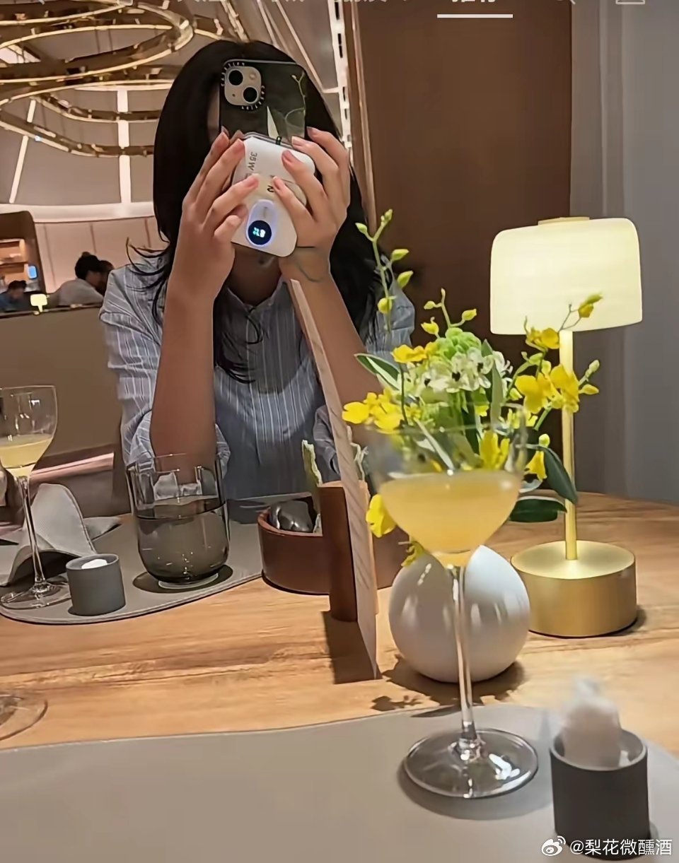 小玥儿终于换新衣服了。丢掉大白t，拖地牛仔裤的玥儿原来这么美哦！ 