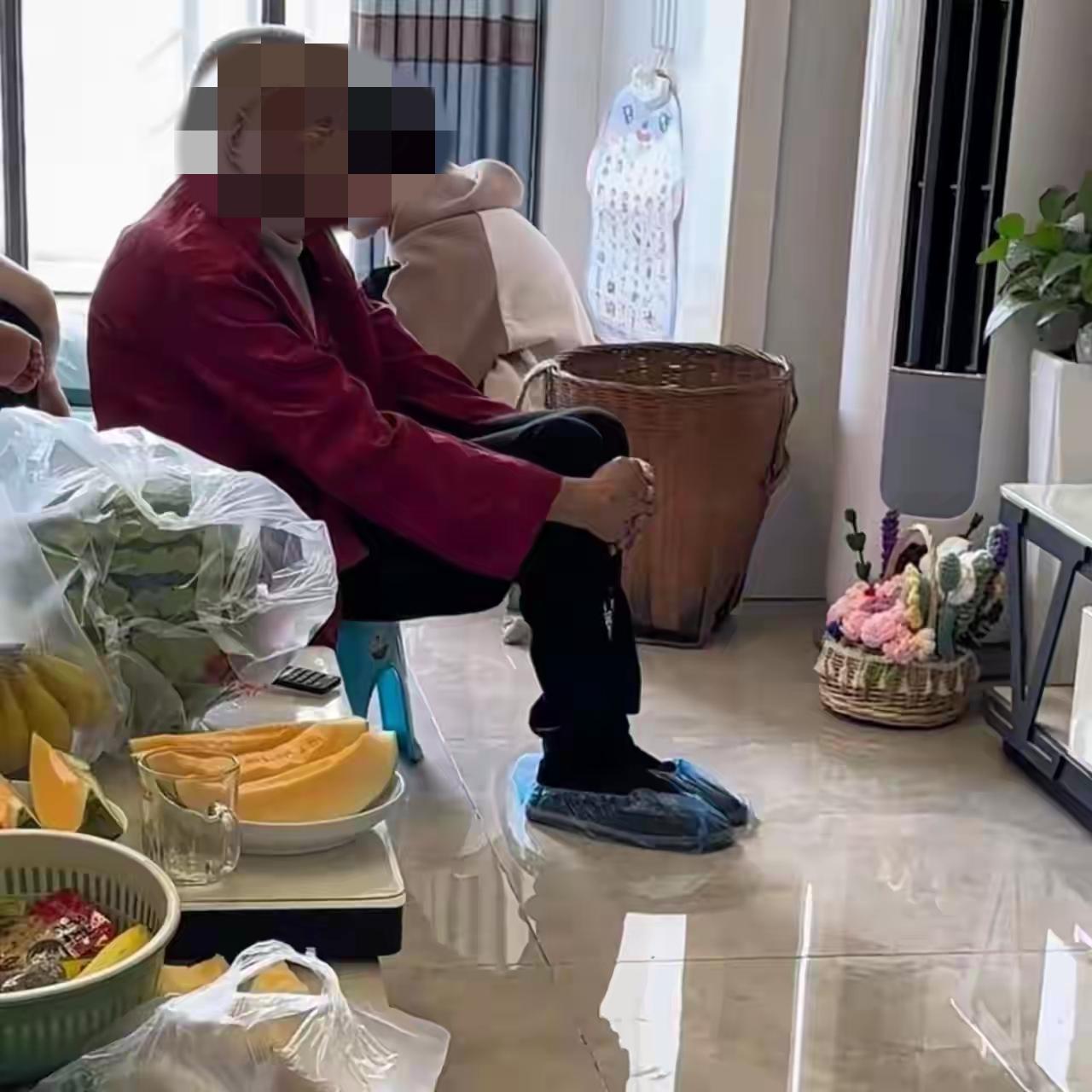 咱就说，没你这么办的啊。
人家去你家做客，进门还得给人脚套个袋子，你这不是埋汰人