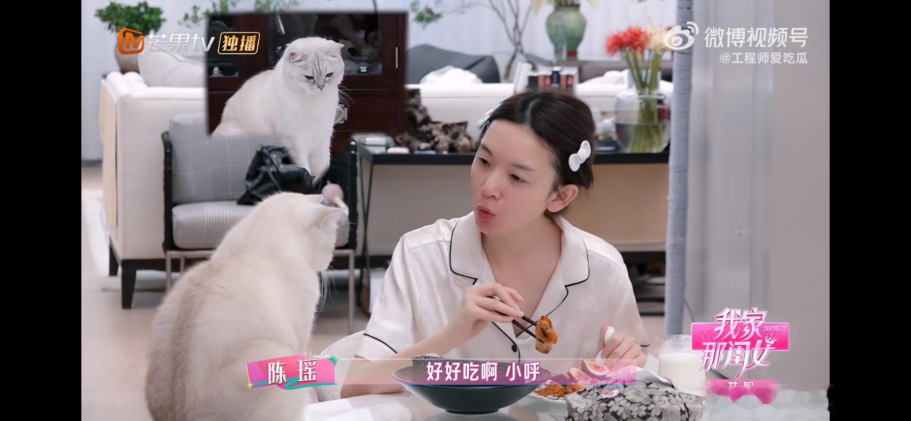 鸡翅在陈瑶手中像鸡腿陈瑶脸好小啊 谁懂啊，看陈瑶做饭，注意力全被她和鸡翅的对比吸