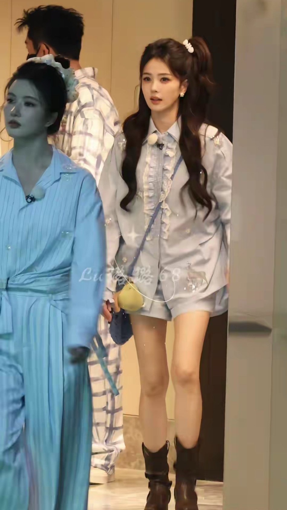 白鹿这个路透来看腿很直很瘦很美呀，她到底长什么样子 