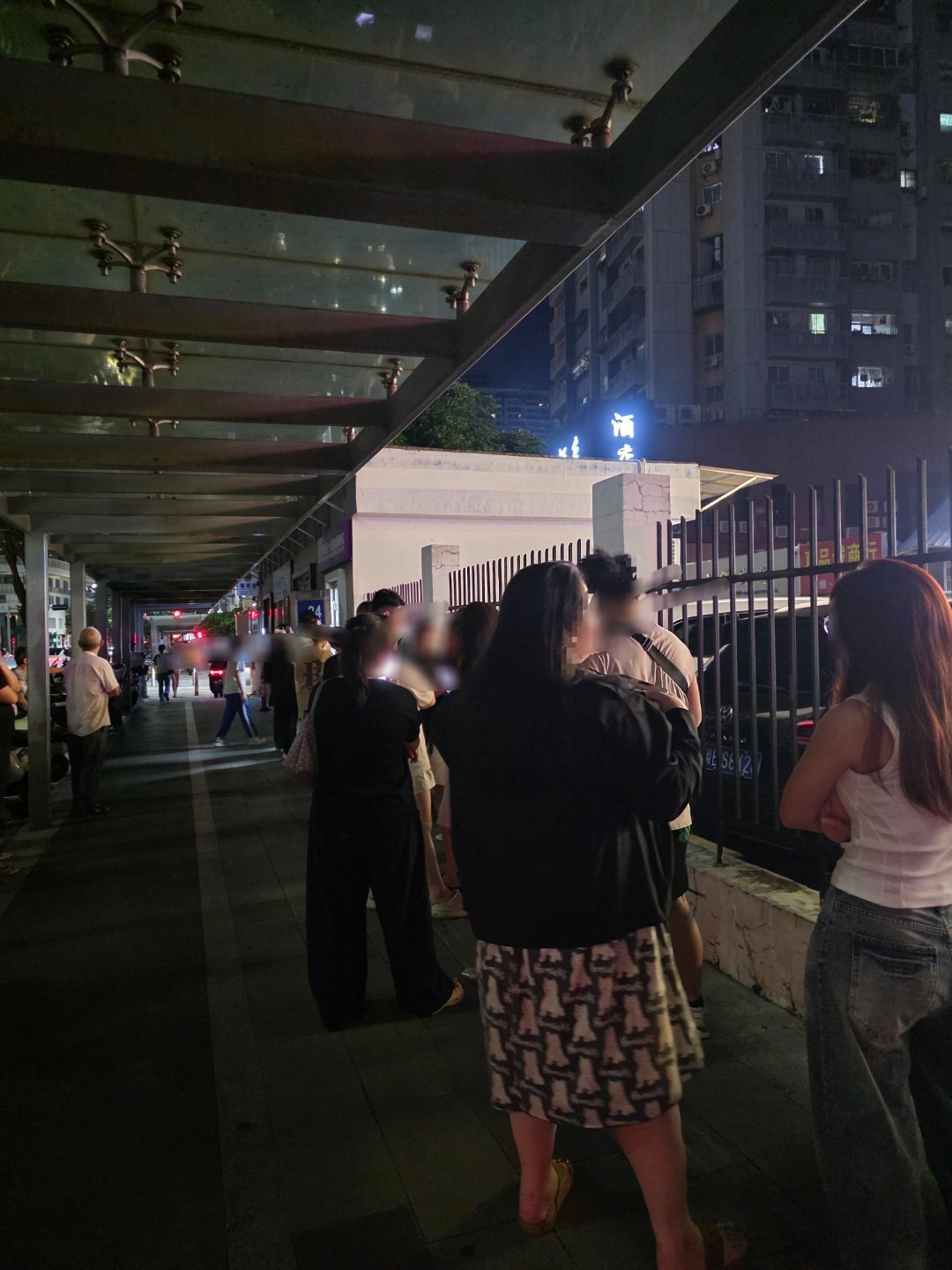 大晚上港澳通行证签注 没想到这么多人 我真的