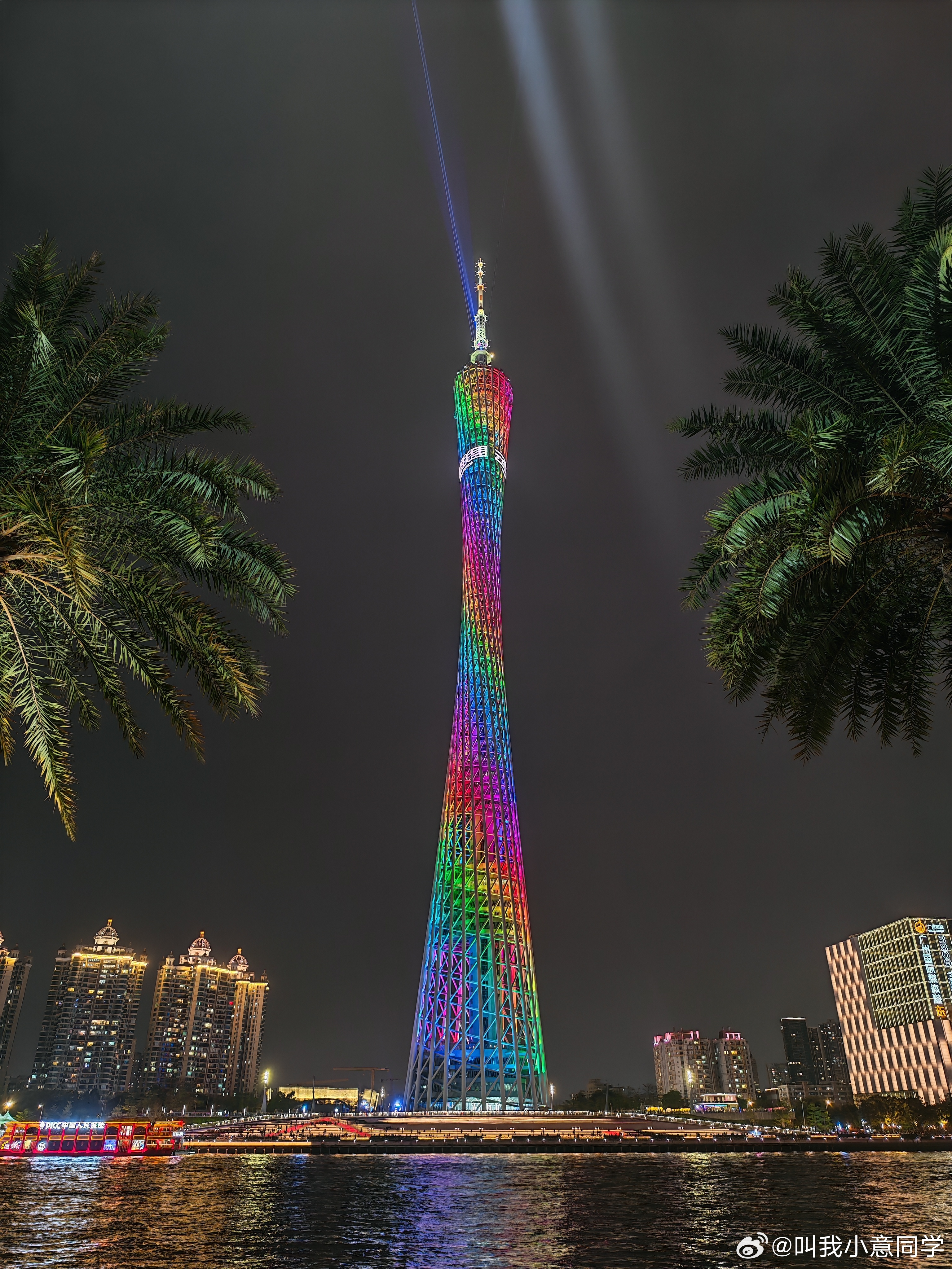 来小蛮腰下面散步，晚风吹的真舒服啊！ 