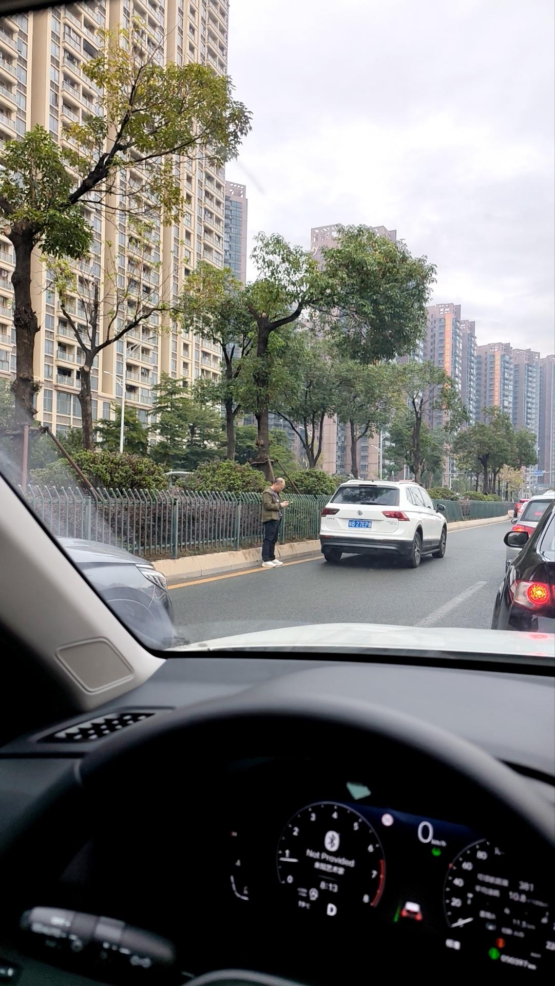 成功的话，天赋和努力其实并不是首要的，首要的是背景是有足够的试错成本，对于普通人