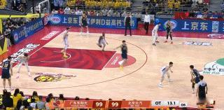 北京和广东这季后赛太好看了最后加时，徐杰拿到前场篮板最后时刻相信张皓嘉 后者迎周