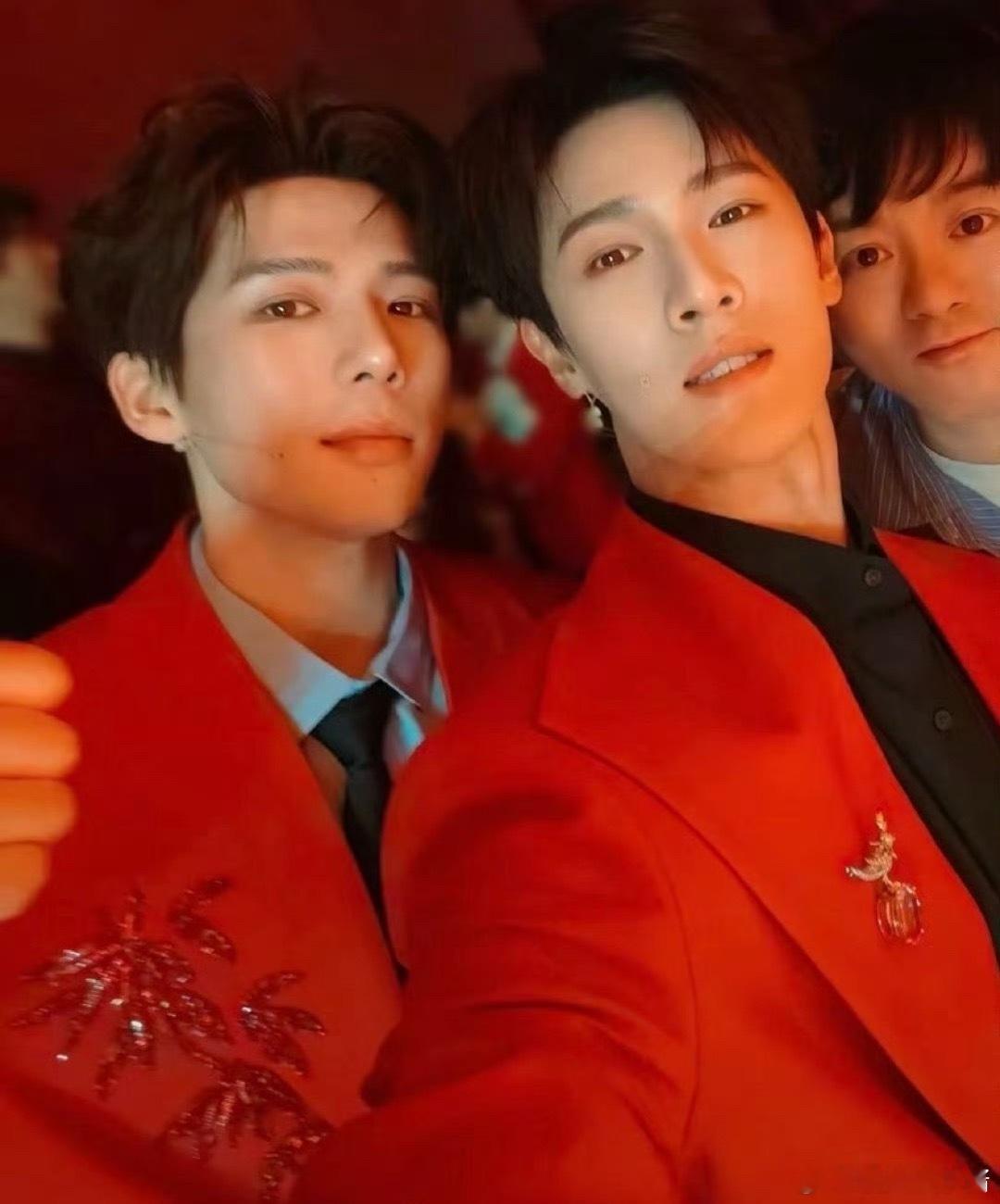 李昀锐、王安宇活动同框合影，第一眼看到谁 