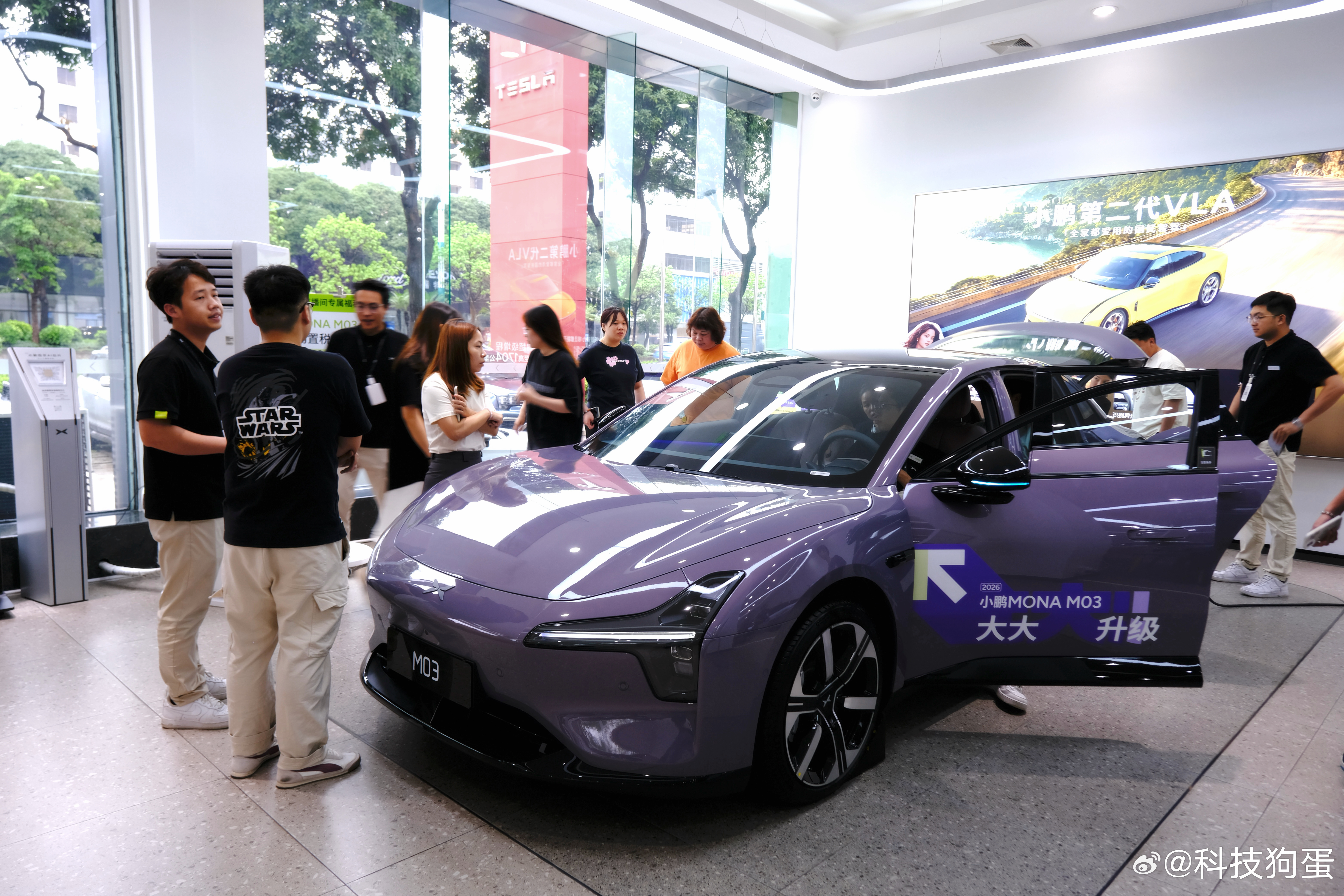 清明节去小鹏门店试驾，没想到这么多人！现场好多美女帅哥，对我眼睛太好了🥺新车上