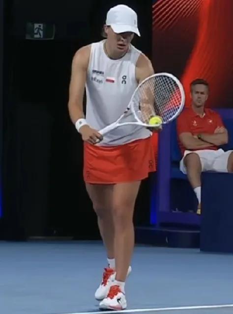 送蛋女王斯瓦泰克新年吃蛋！
2026网球联合杯决赛:
波兰队对瑞士队

第一场女