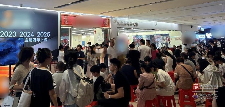 高温天不灭围炉热情 端午假期福州海鲜市集火锅仍排长队 