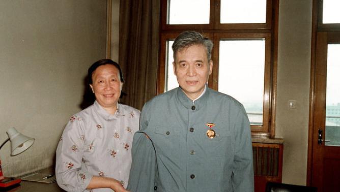 1986年7月，邓稼先浑身大出血，死状惨烈，而在离世之前，他拉着妻子的手，深情地
