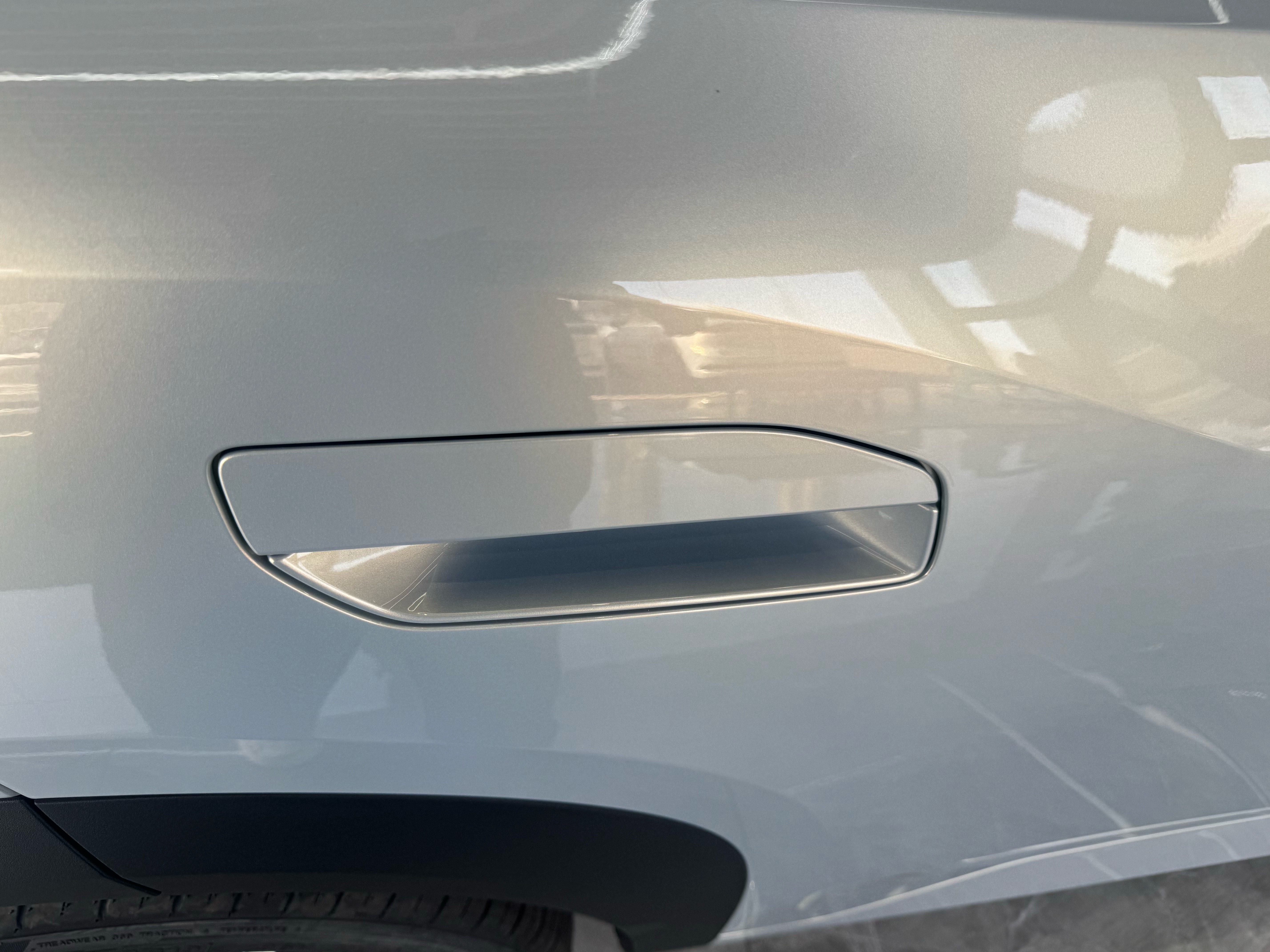 前些日子汽车门把手的讨论也非常多，各式各样的门把手。我觉得这种半隐藏是目前这些里