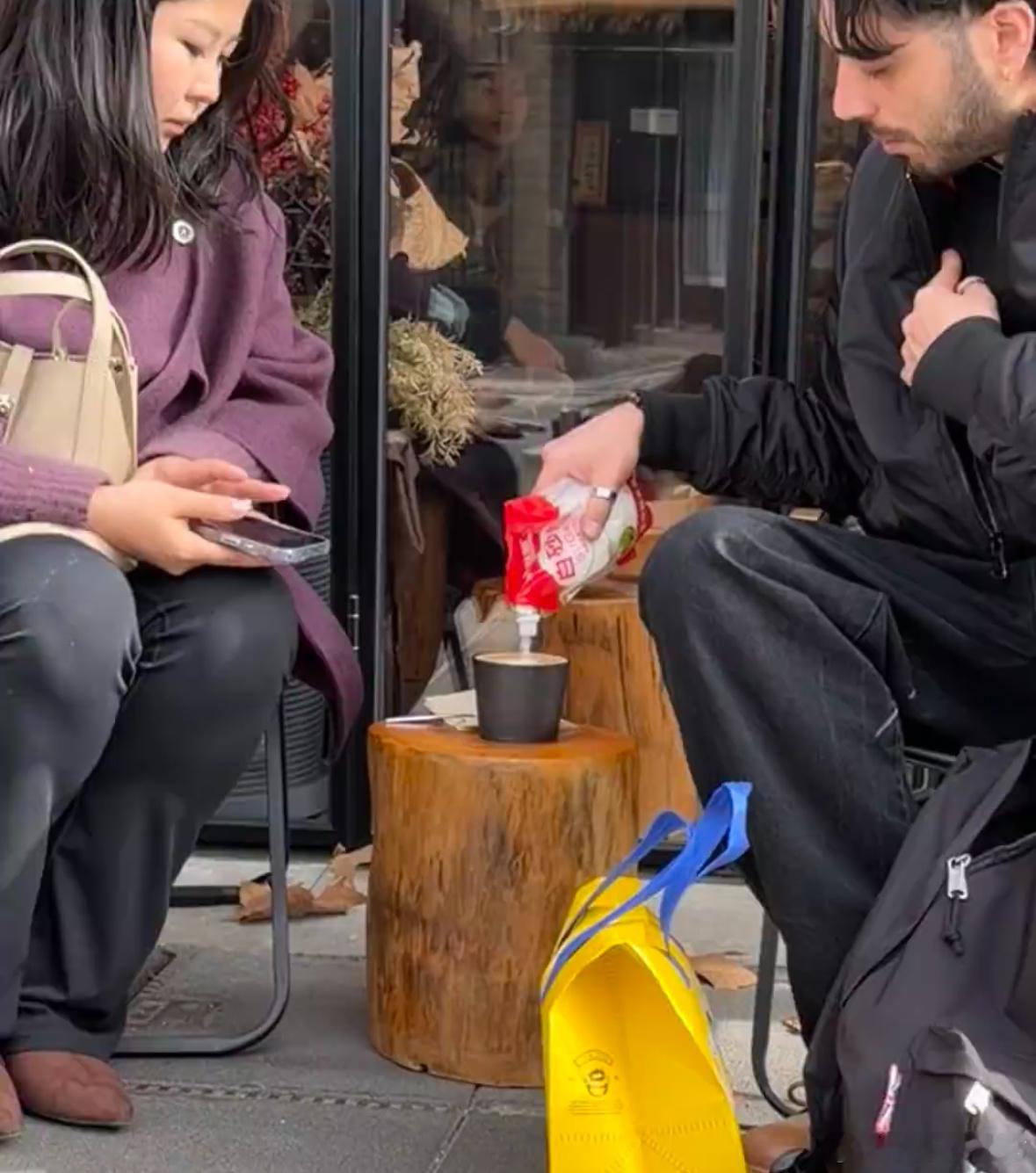 今日份震撼 有！目睹对面的歪果仁熟练掏出一包白砂糖海量撒入咖啡