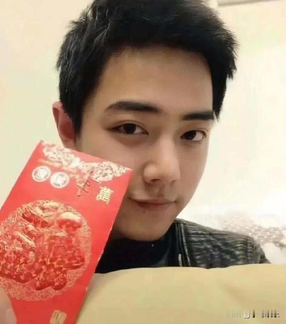肖战在大学时期的照片已经展现出非常帅气的一面，看起来青涩可爱，五官精致。他满脸自
