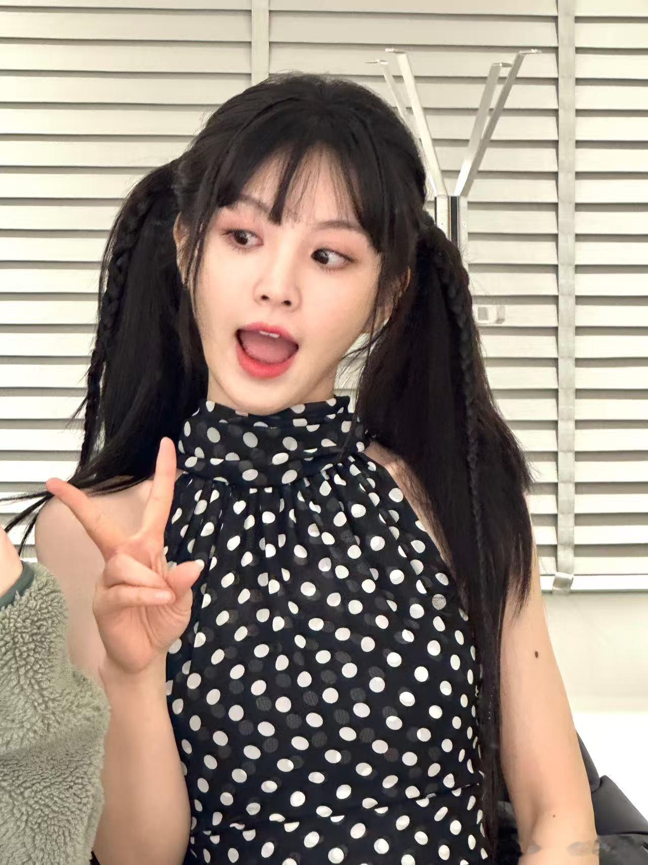 田曦薇踏步进场好萌田曦薇踏步进场的模样真的好乖巧可爱呀，完全甜妹来的，被治愈到了