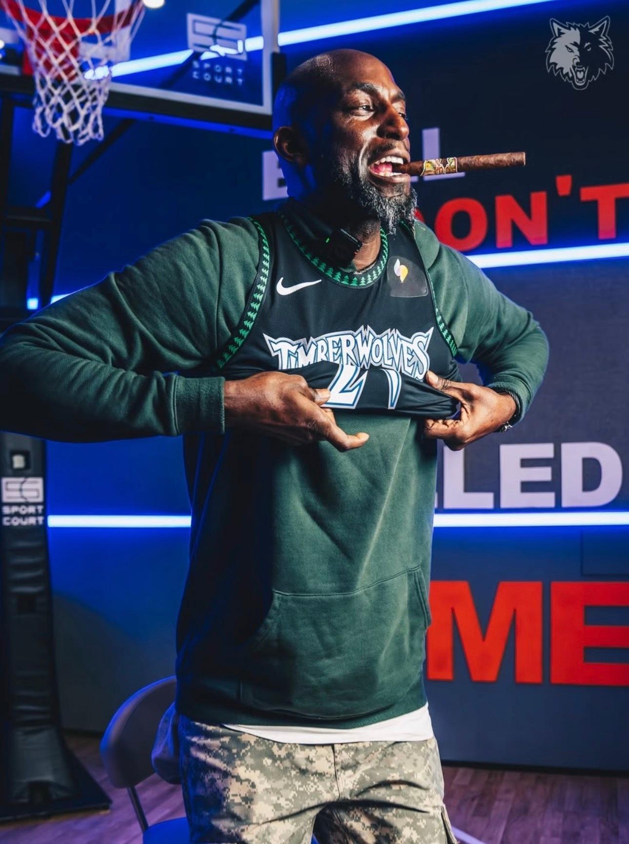 加内特穿上耐克版的森林狼复古球衣为森林狼奉献自己巅峰期的一代狼王🐺致敬🫡