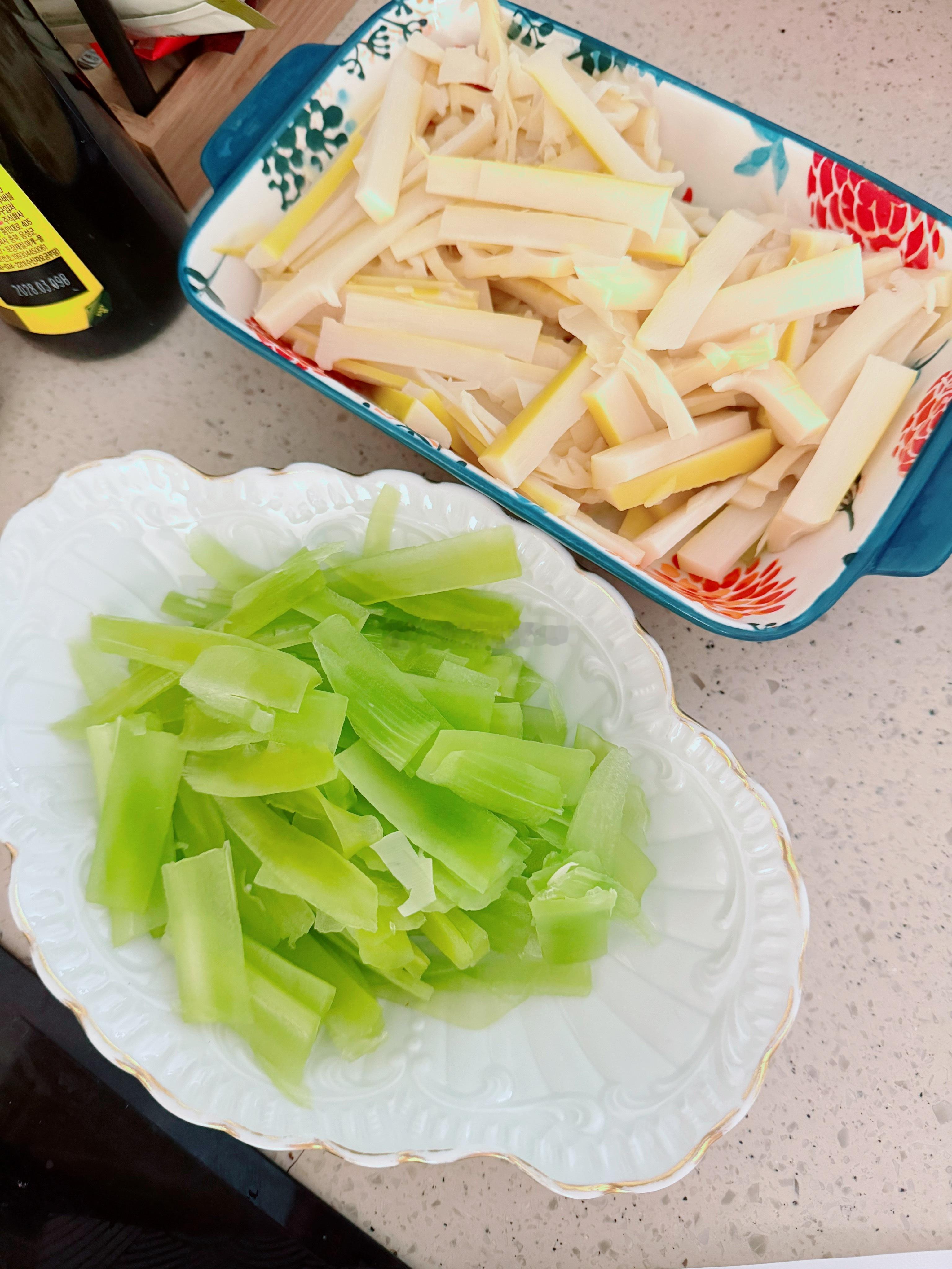 好不容易买到了点不错的莴笋我说今天晚上给77做腌笃鲜结果太后一定要展示一下她的备