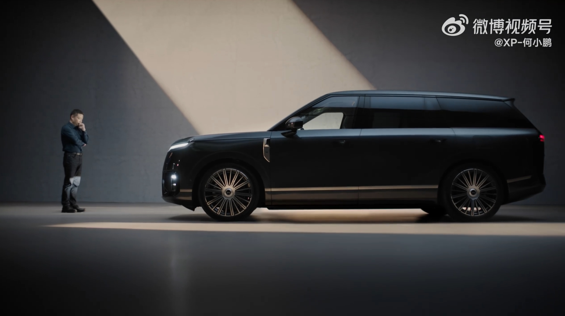 小鹏GX这车是真的大，光看参数没那感觉，看看大师兄站在车前参照一下就知道了。 