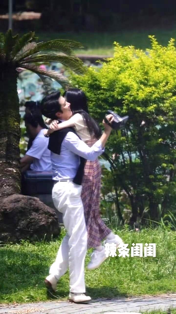 19岁懵懂少女死磕39岁已婚大叔？
整整20岁的年龄差，这炸裂的设定一出，我直呼
