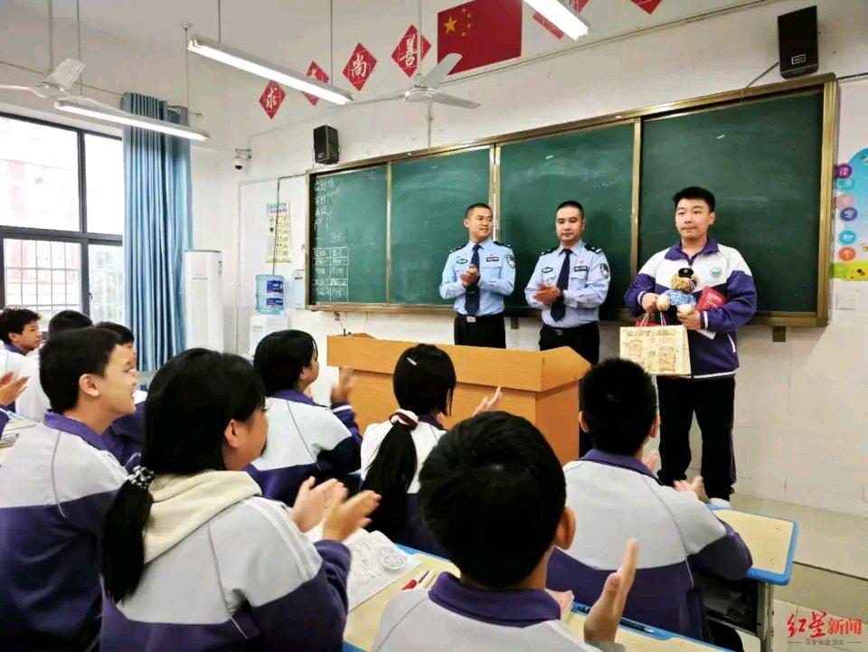 初二男生邓文昊太让人佩服了！10月8日18时20分，他放学路过资阳城东新区某火锅