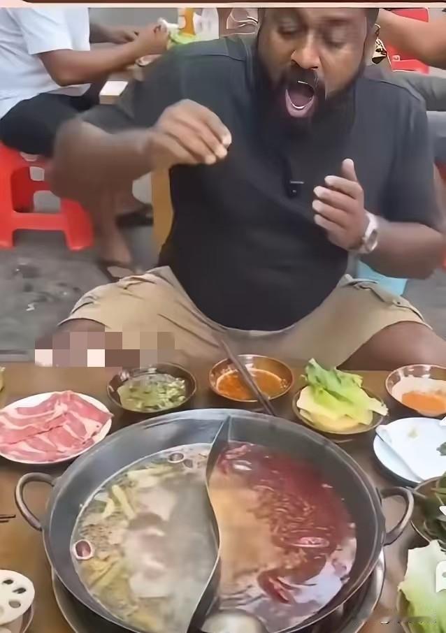 印度小哥重庆吃火锅，盯着红油三秒钟，下一秒直接伸手去抓，这波操作我看傻了！

这
