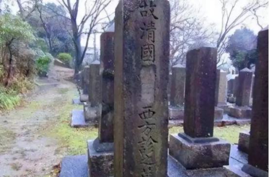 2003年，在日本留学的中国女学生杨海嘉，无意间路过日本"真田山陆军"的墓园时，