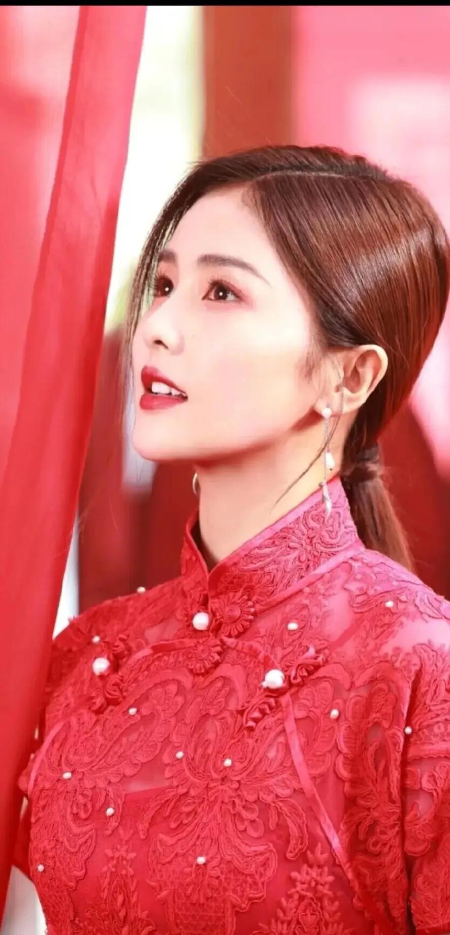 白鹿是一位备受赞誉的演员，她在我国演艺界有着举足轻重的地位。她以其出色的演技、优