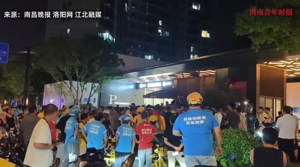 “太离谱了！”8月10日，上海，一小区物业不让外卖小哥进小区，导致很多订单超时，
