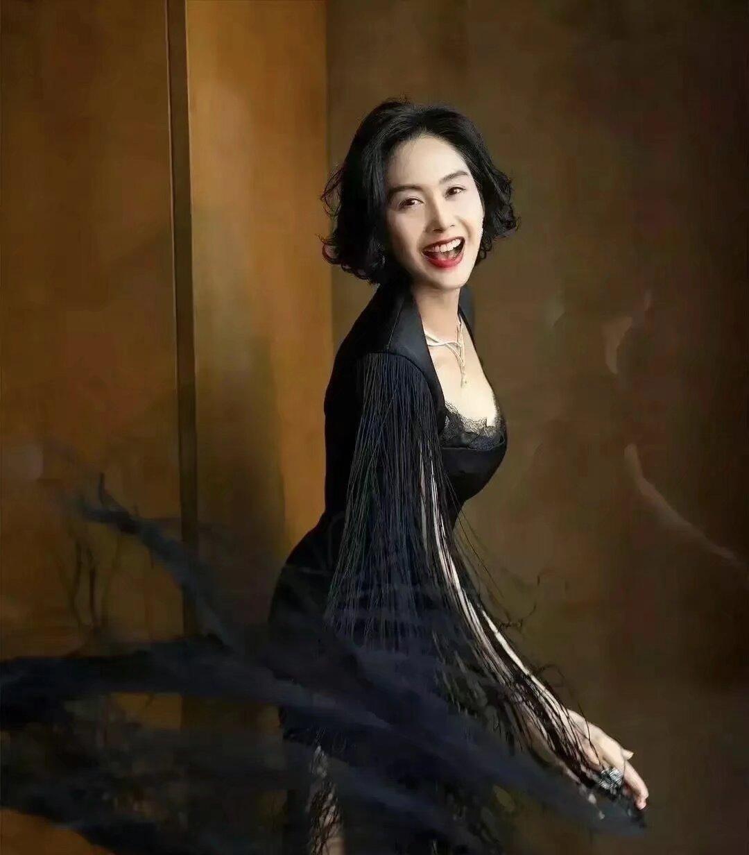 别林斯基说：“关于爱情，人们有许多定义：爱情是生活中的诗歌和太阳。”