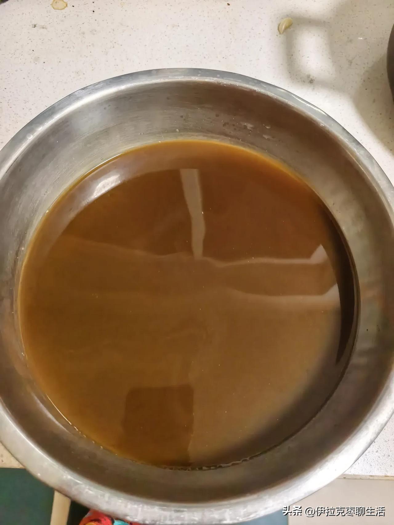 前几天凑热闹看中医，尽管哪哪不疼不痒的，但依旧是拎回来一大兜子中药。

我每天下