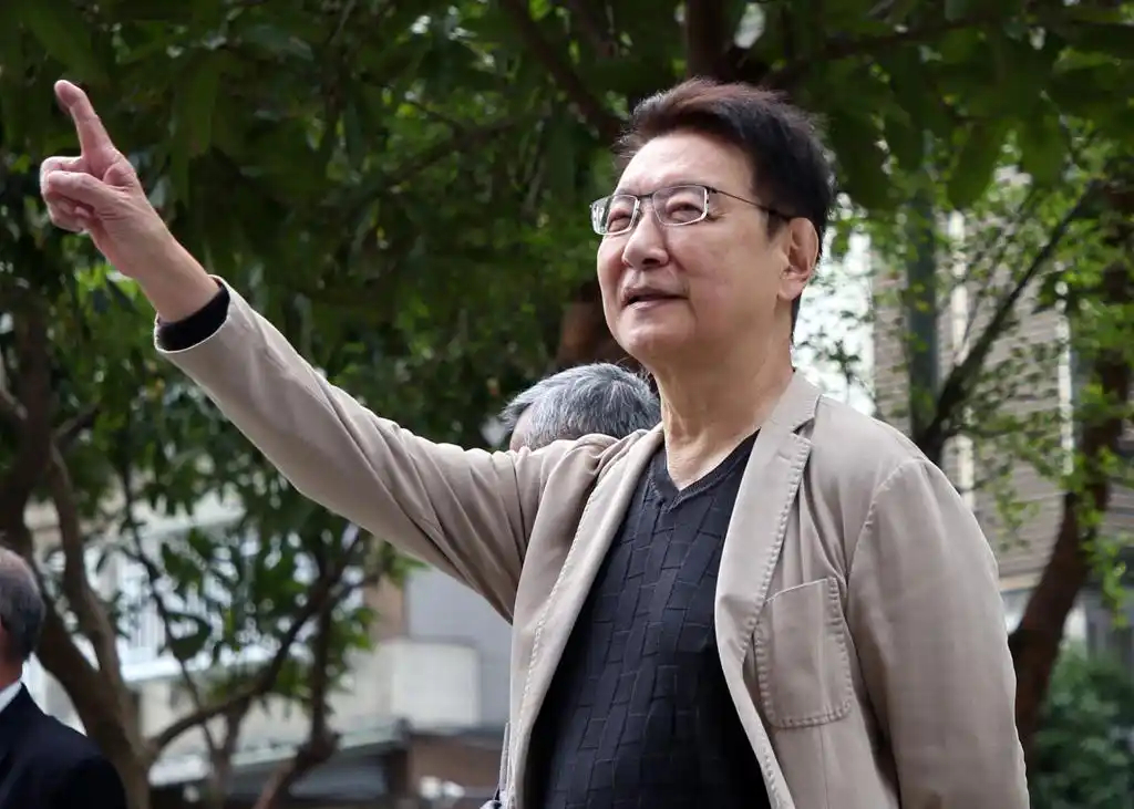 赵少康因大罢免亮票被判拘役55天怎么着还是比蔡正元要好的，这个还能易科罚金，10