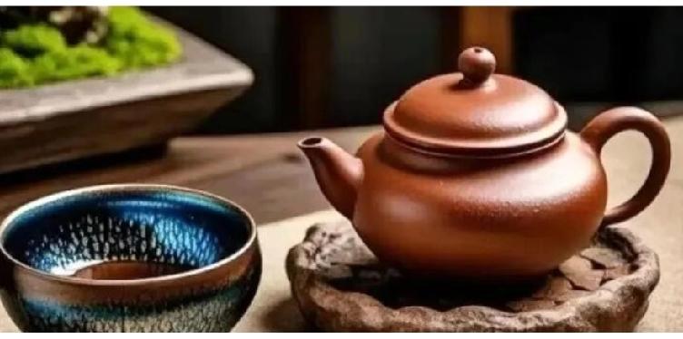 谁渡

作者:墨琴

霜降的闹钟是母亲叨叨的声音
像攥着早餐挤上生活的地铁
在透