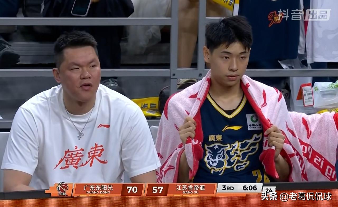 广东东阳光球星崔永熙真是不擅长投三分！虽然今天广东东阳光在主场以101：92战胜