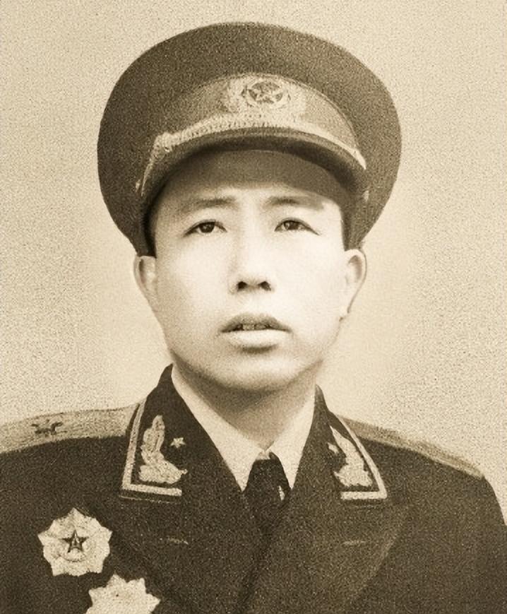 1970年，开国少将贺健去军营看望儿子时，却被哨兵拦在门口，贺健没有为难哨兵，而